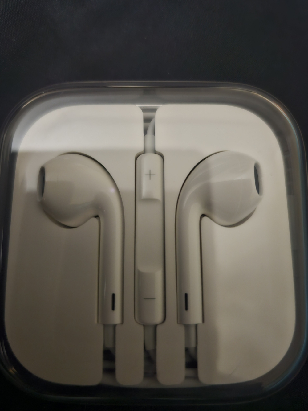 Apple White Wired Earbuds with In-Line Remote and Mic